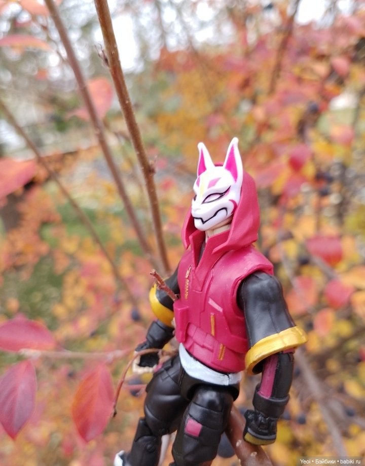 Фигурки в парке, Супер Кот (Леди Баг и Супер Кот) и Ронин (Фортнайт)