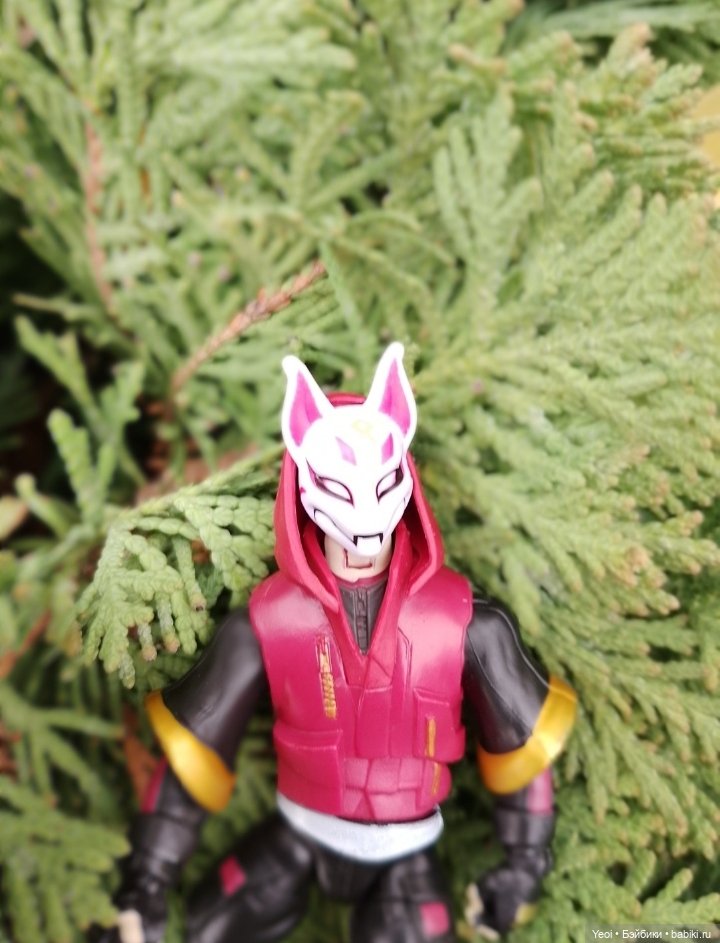 Фигурки в парке, Супер Кот (Леди Баг и Супер Кот) и Ронин (Фортнайт) (фото 3)