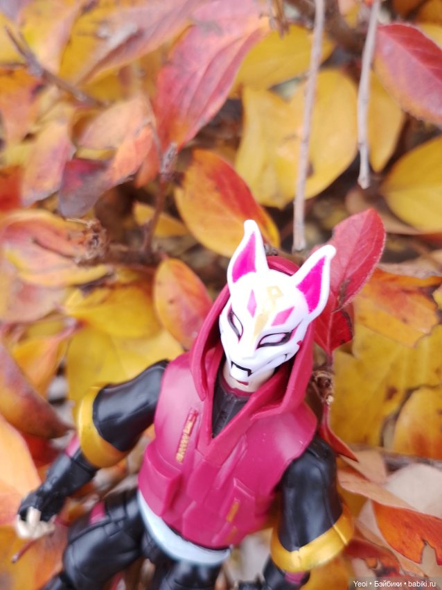 Фигурки в парке, Супер Кот (Леди Баг и Супер Кот) и Ронин (Фортнайт)