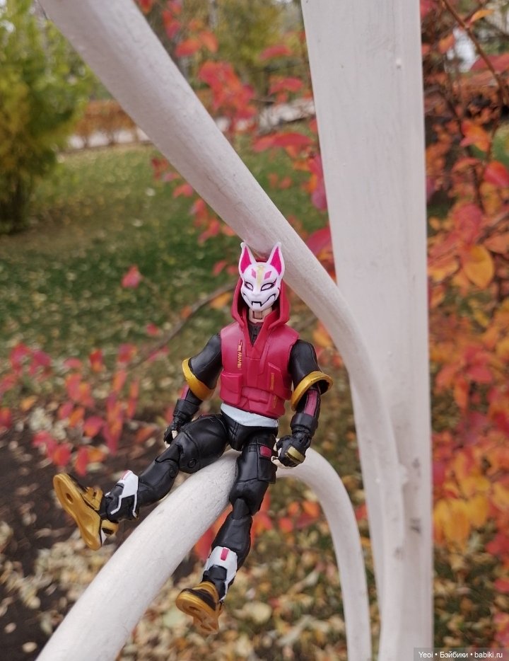 Фигурки в парке, Супер Кот (Леди Баг и Супер Кот) и Ронин (Фортнайт)