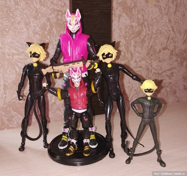 Фигурки в парке, Супер Кот (Леди Баг и Супер Кот) и Ронин (Фортнайт)