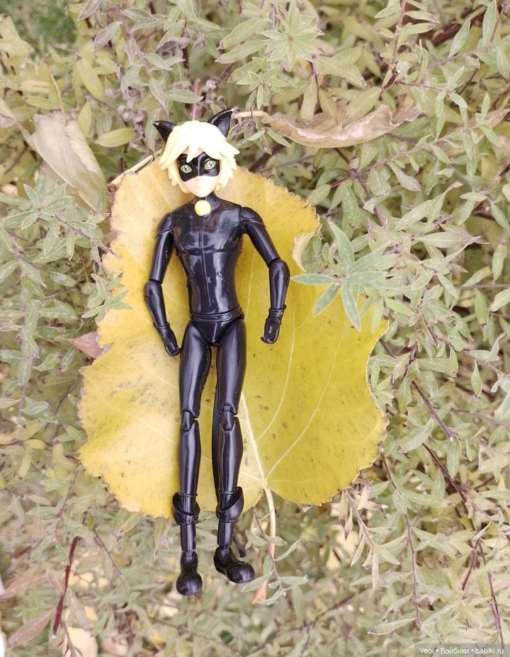 Фигурки в парке, Супер Кот (Леди Баг и Супер Кот) и Ронин (Фортнайт) (фото 2)