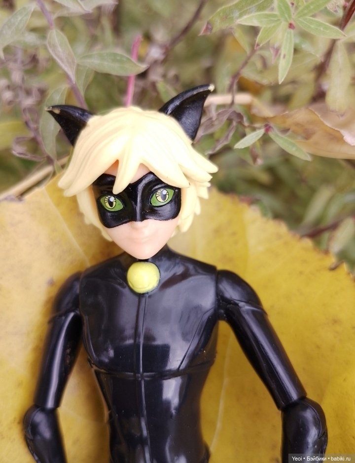 Фигурки в парке, Супер Кот (Леди Баг и Супер Кот) и Ронин (Фортнайт)