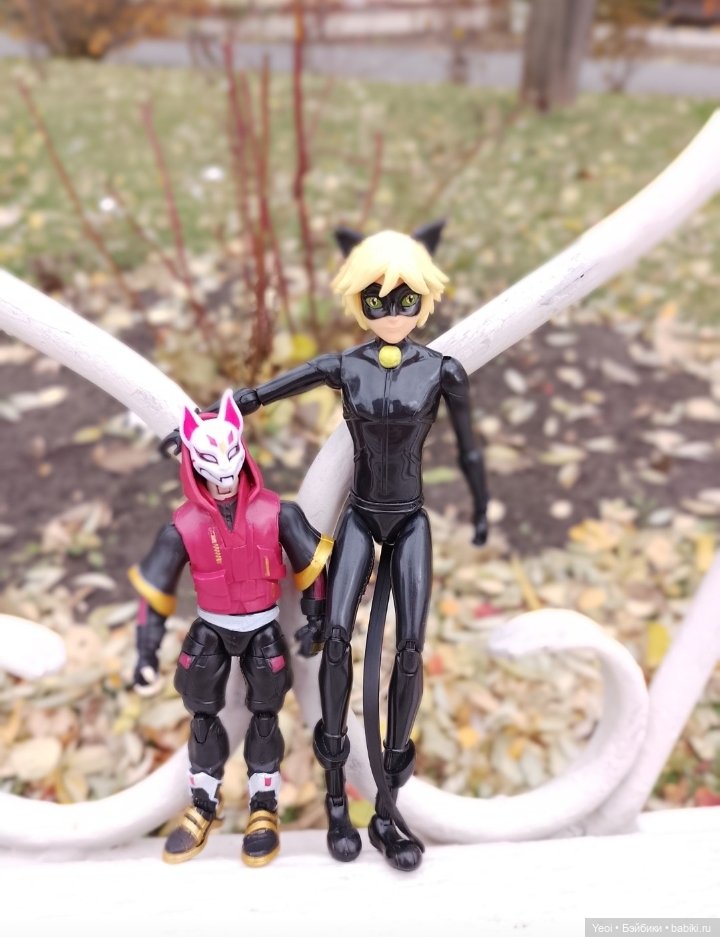 Фигурки в парке, Супер Кот (Леди Баг и Супер Кот) и Ронин (Фортнайт) (фото 10)