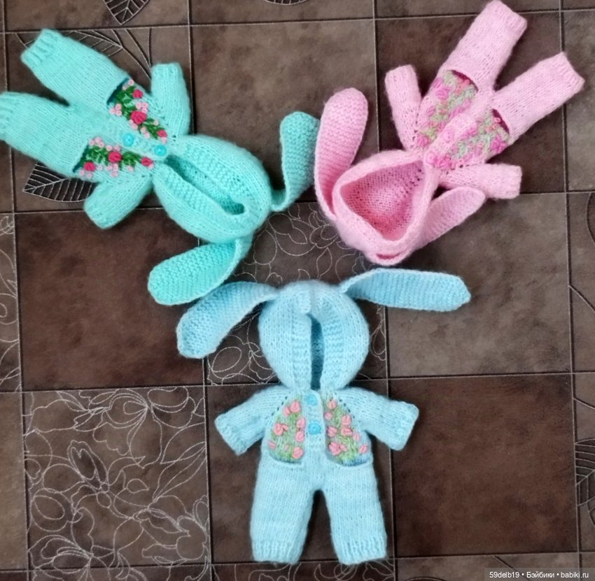 Комбенизончики с вышивкой для кукол ростом 15 см (фото 4)