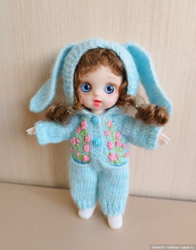 Комбенизончики с вышивкой для кукол ростом 15 см