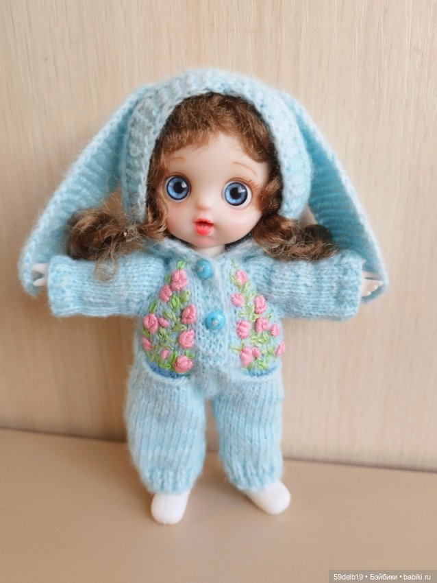 Комбенизончики с вышивкой для кукол ростом 15 см