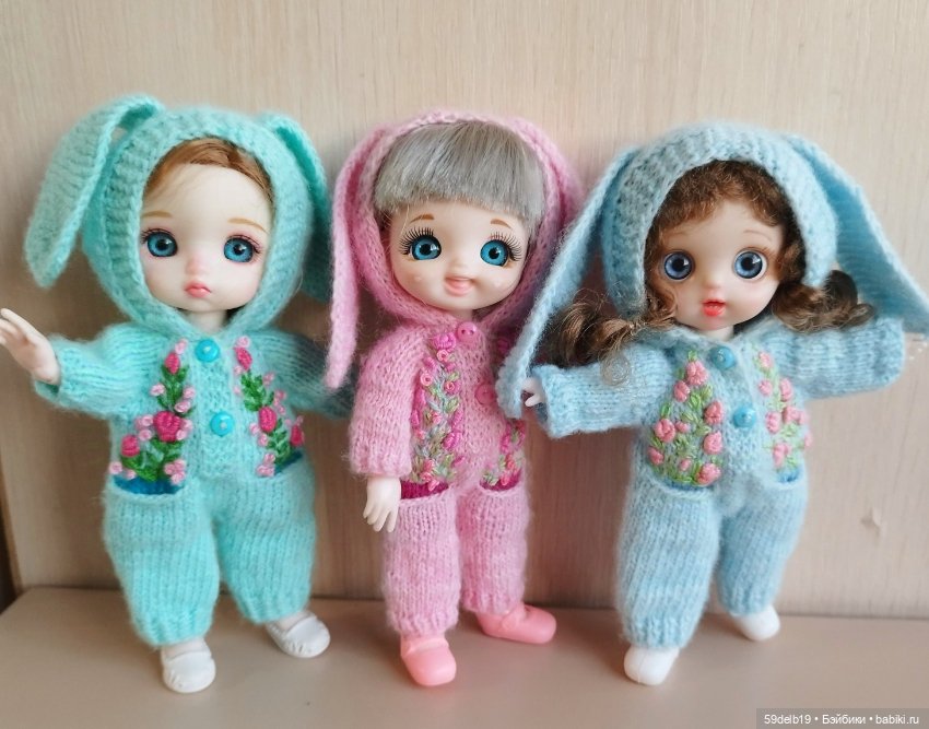 Комбенизончики с вышивкой для кукол ростом 15 см