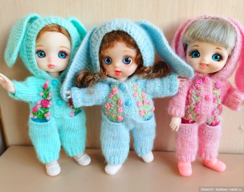 Комбенизончики с вышивкой для кукол ростом 15 см