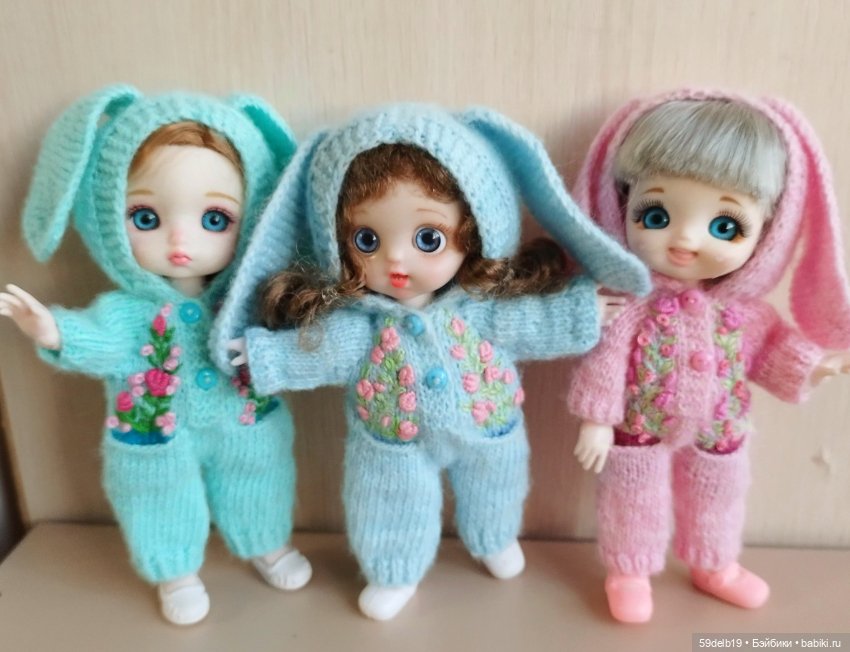 Комбенизончики с вышивкой для кукол ростом 15 см