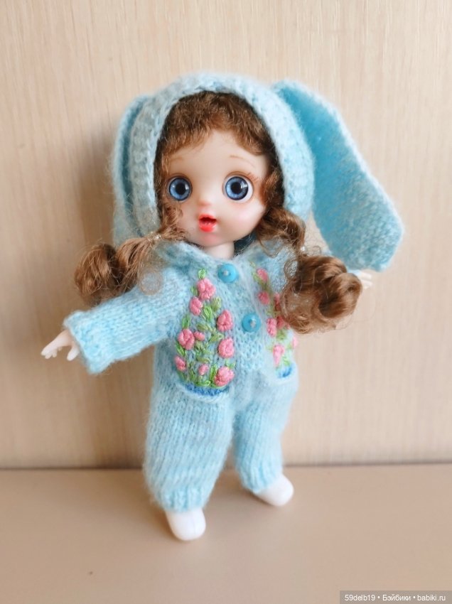 Комбенизончики с вышивкой для кукол ростом 15 см