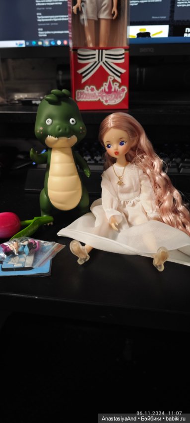 Приехали девочки и крокодил