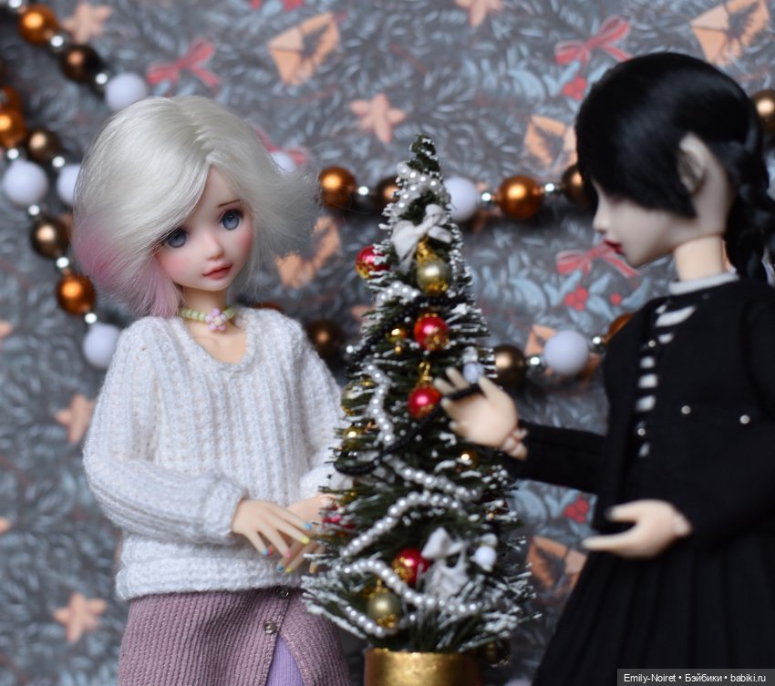 Уэнсдей и Энид наряжают елку (фото 5)