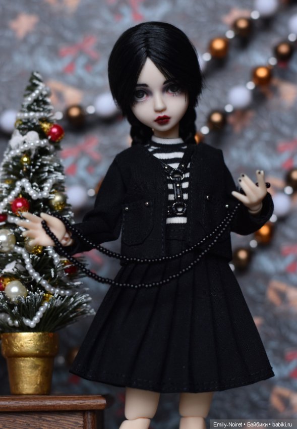 Уэнсдей и Энид наряжают елку (фото 2)