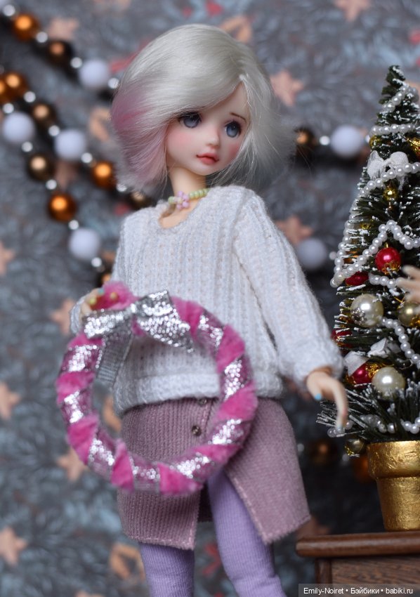 Уэнсдей и Энид наряжают елку (фото 3)