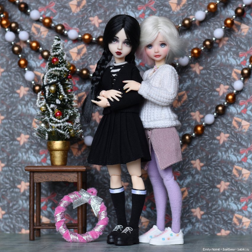 Уэнсдей и Энид наряжают елку (фото 6)