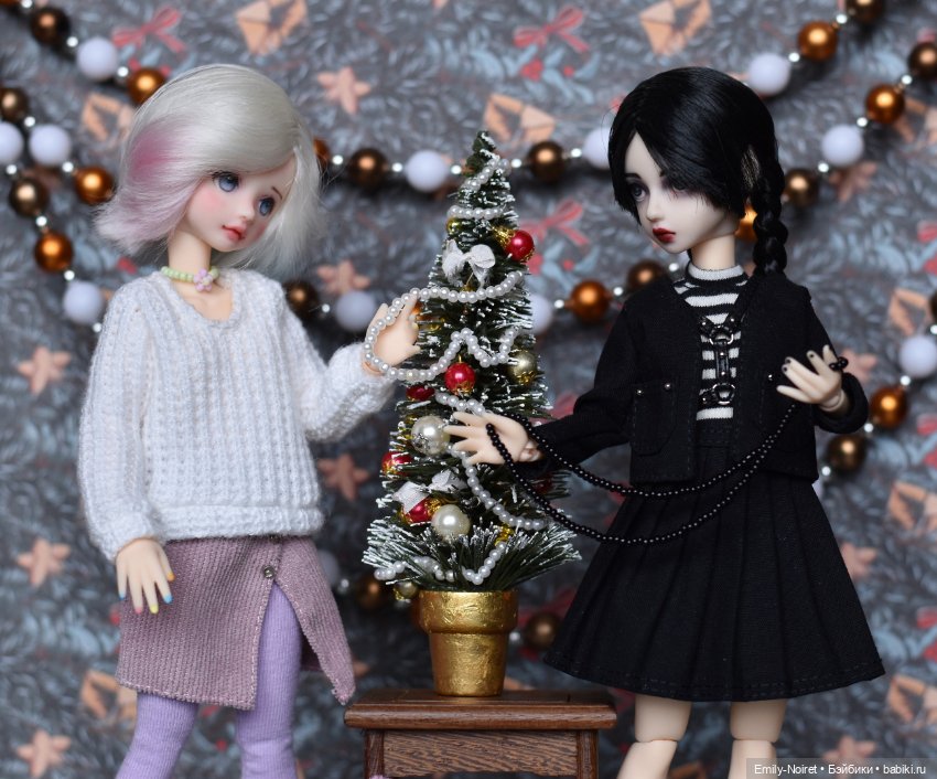 Уэнсдей и Энид наряжают елку (фото 4)