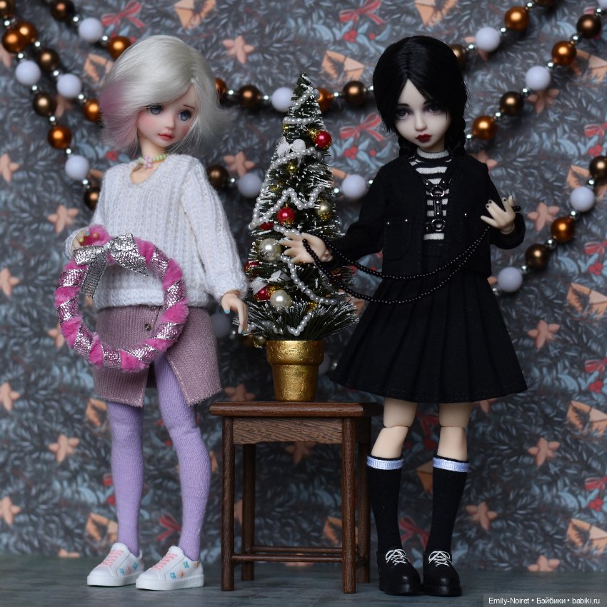 Уэнсдей и Энид наряжают елку