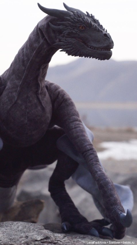 Огромный дракон на фоне сибирских просторов