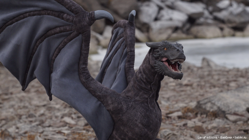 Огромный дракон на фоне сибирских просторов