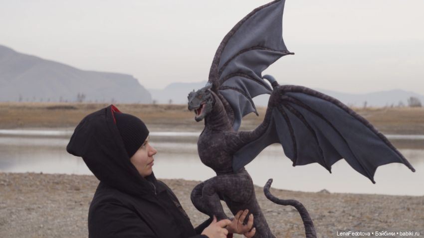 Огромный дракон на фоне сибирских просторов