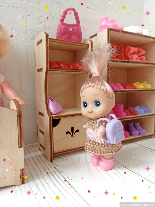 Малыши в обувном магазине