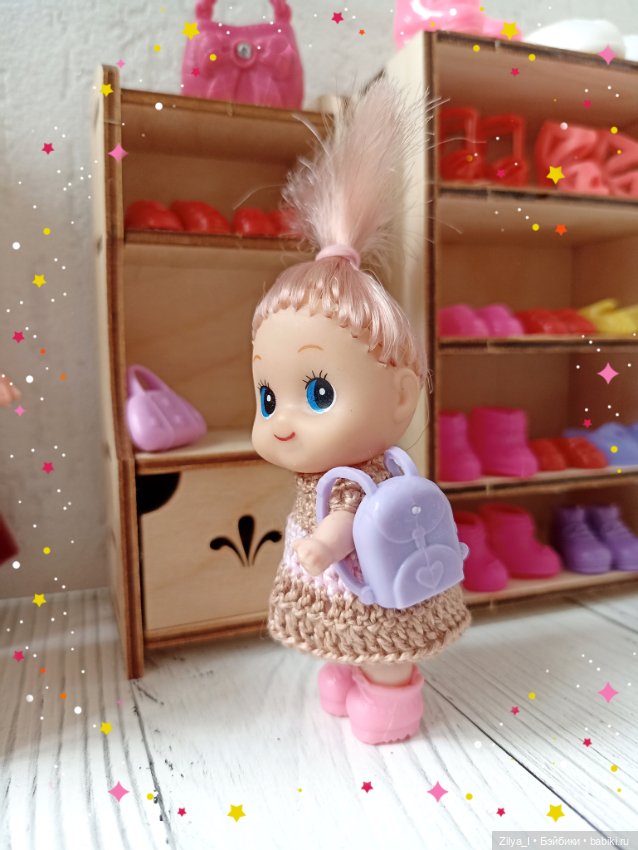 Малыши в обувном магазине