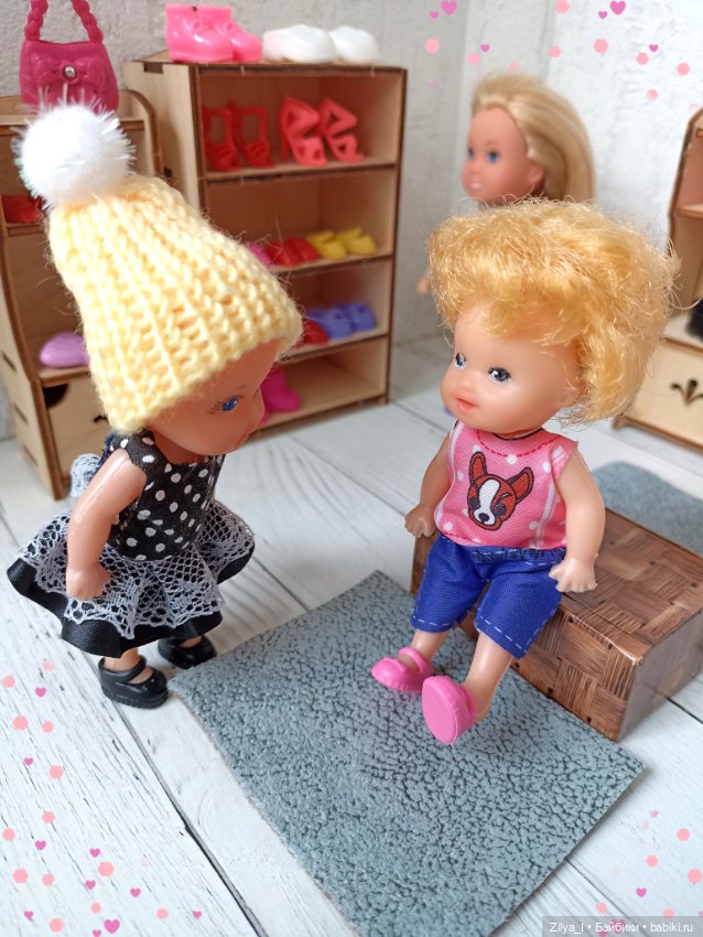 Малыши в обувном магазине