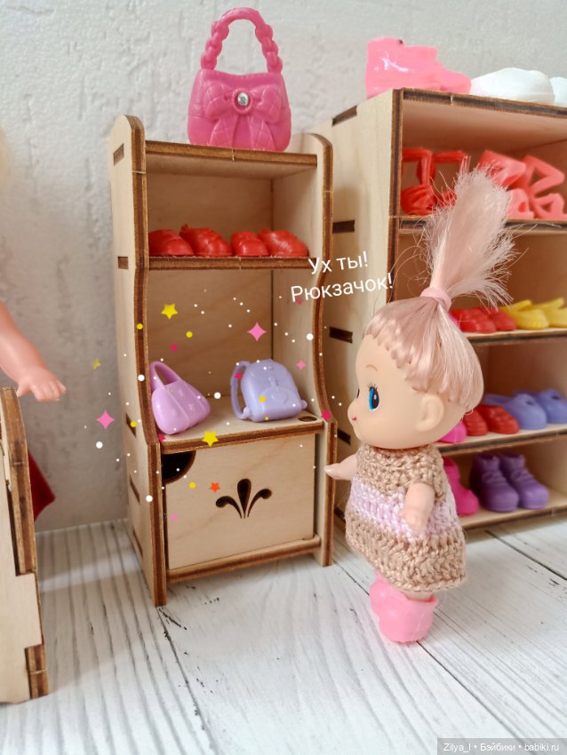 Малыши в обувном магазине