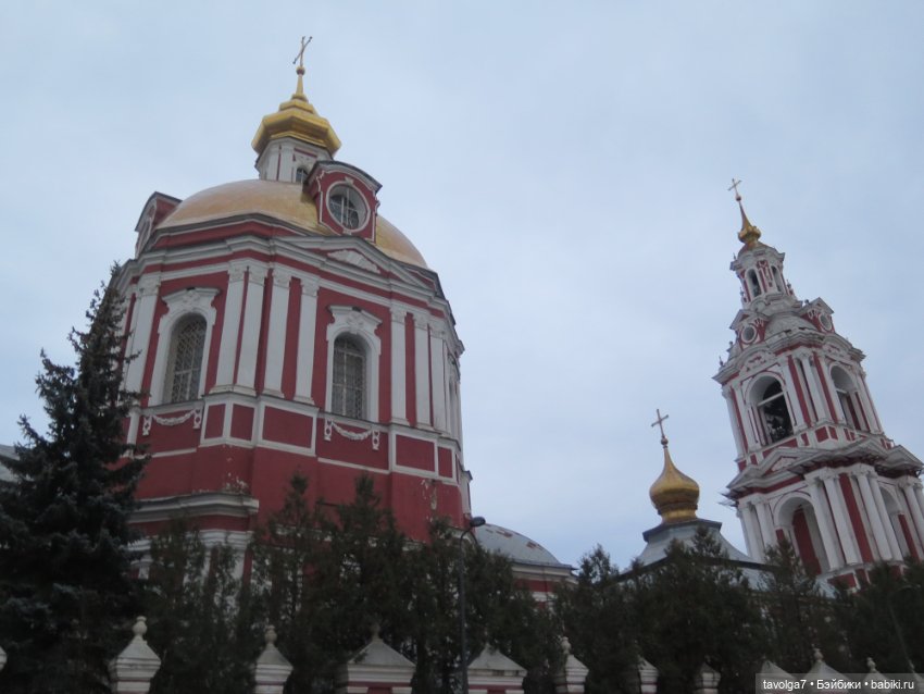 "В темноте старый город игнорирует реновации..."