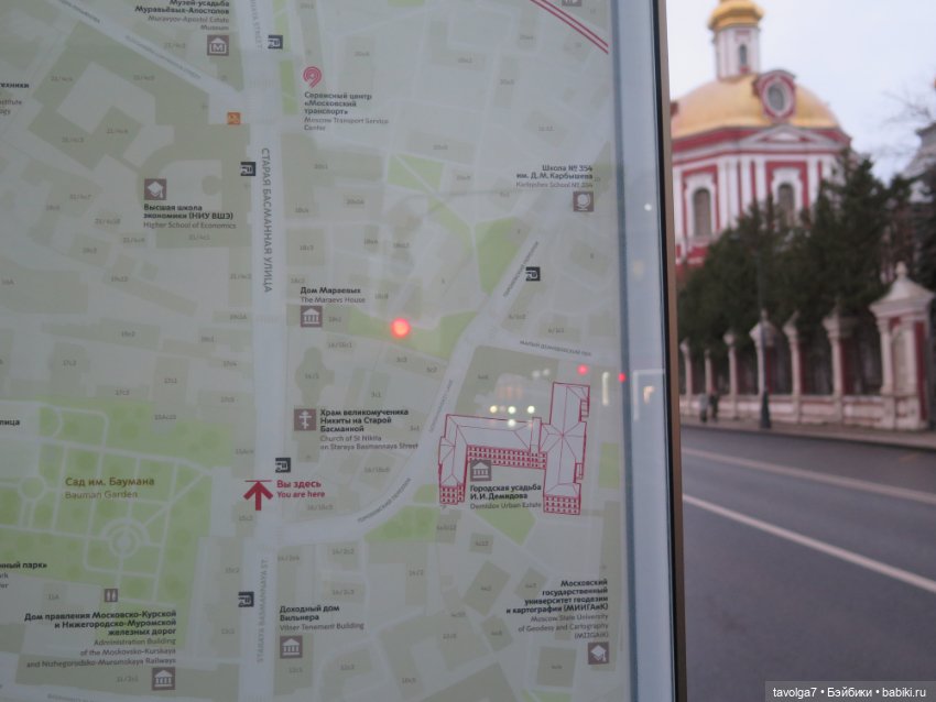 "В темноте старый город игнорирует реновации..."