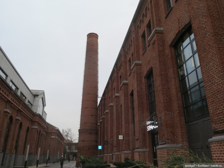 "В темноте старый город игнорирует реновации..."