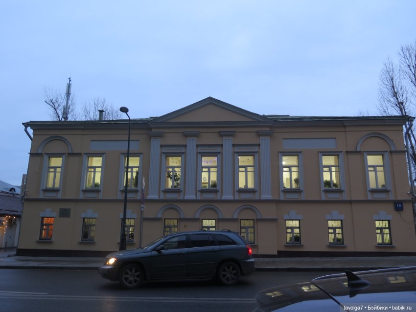 "В темноте старый город игнорирует реновации..."