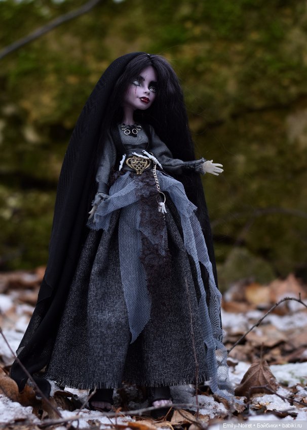Средневековая вампирша — ООАК Monster High и Ever After High: репейнт