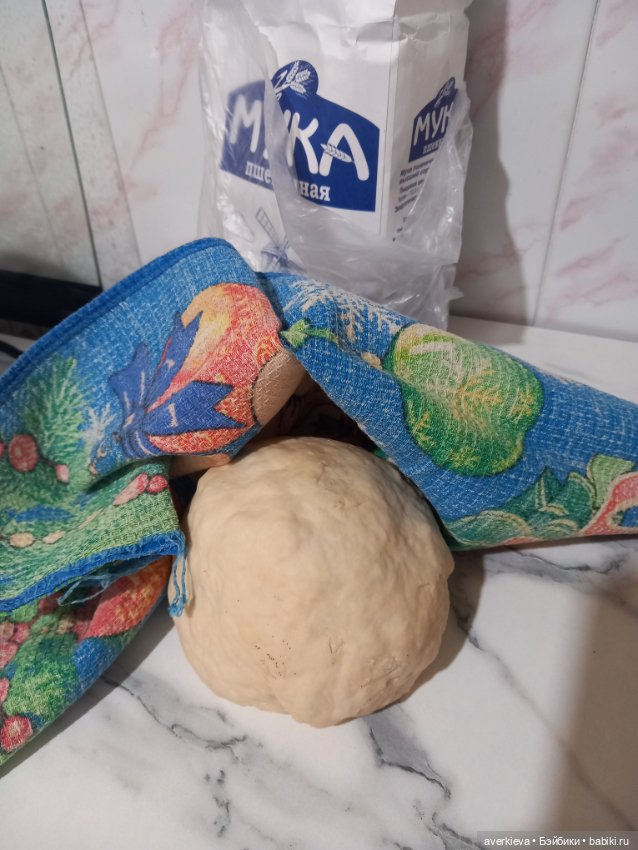 В гостях хорошо, а дома и стены помогают)))