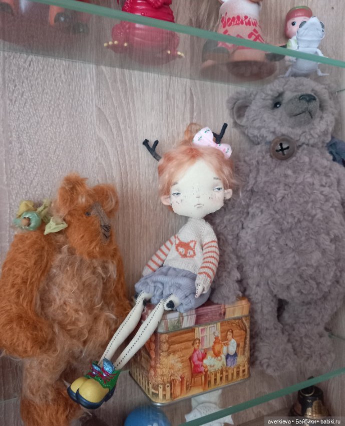 В гостях хорошо, а дома и стены помогают)))