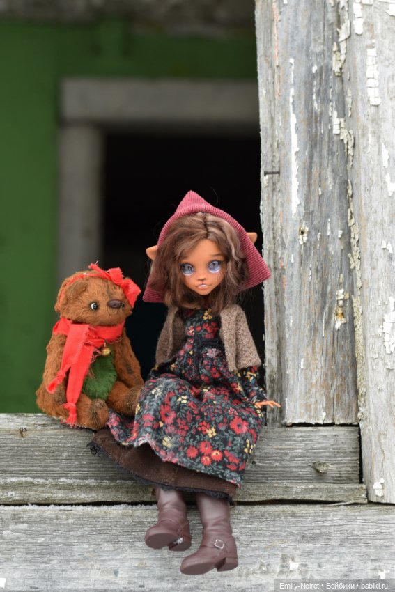 У заброшенного дома — ООАК Monster High и Ever After High: репейнт (фото 7)