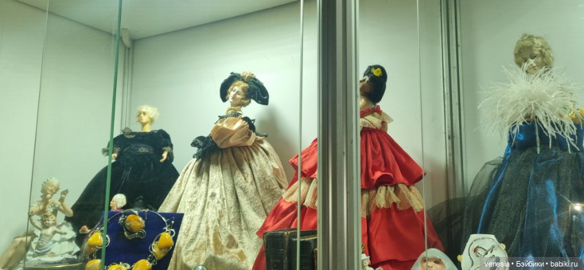 Куколки и статуэтки на Тишинке