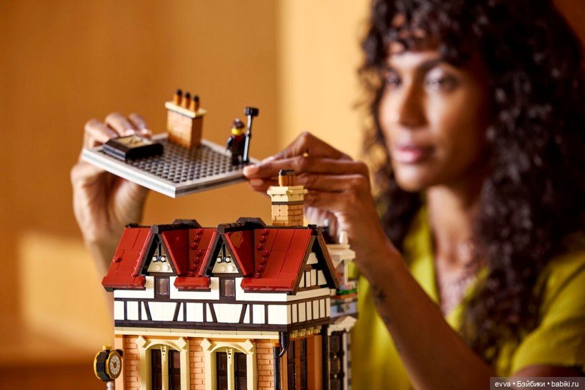 LEGO 10350 Tudor Corner - модульное здание 2025 года (фото 3)