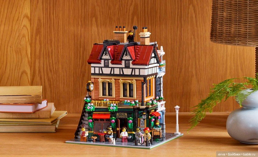 LEGO 10350 Tudor Corner - модульное здание 2025 года (фото 5)