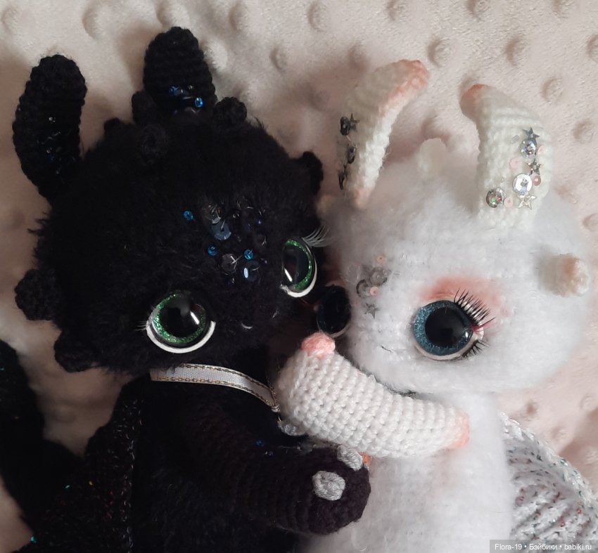 Милая парочка Дневная и Ночная Фурии (фото 3)