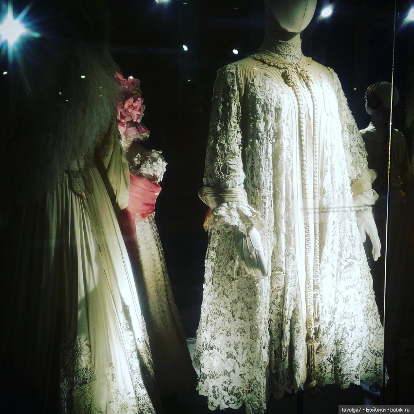 Йоль и выставка платьев эпохи Модерн