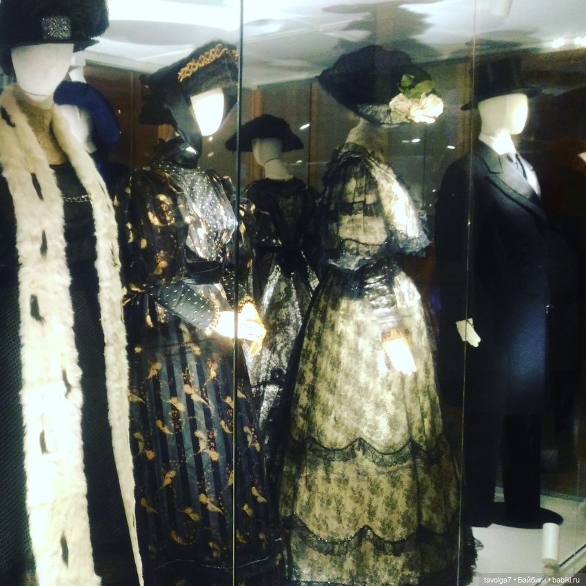 Йоль и выставка платьев эпохи Модерн