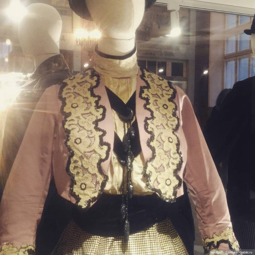 Йоль и выставка платьев эпохи Модерн