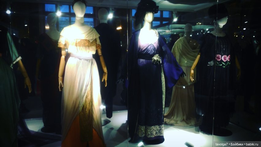 Йоль и выставка платьев эпохи Модерн