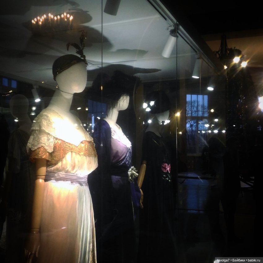 Йоль и выставка платьев эпохи Модерн