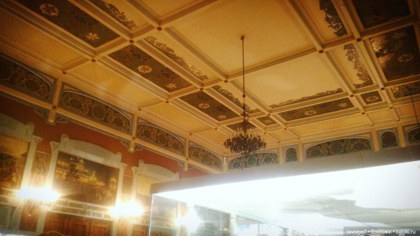 Йоль и выставка платьев эпохи Модерн