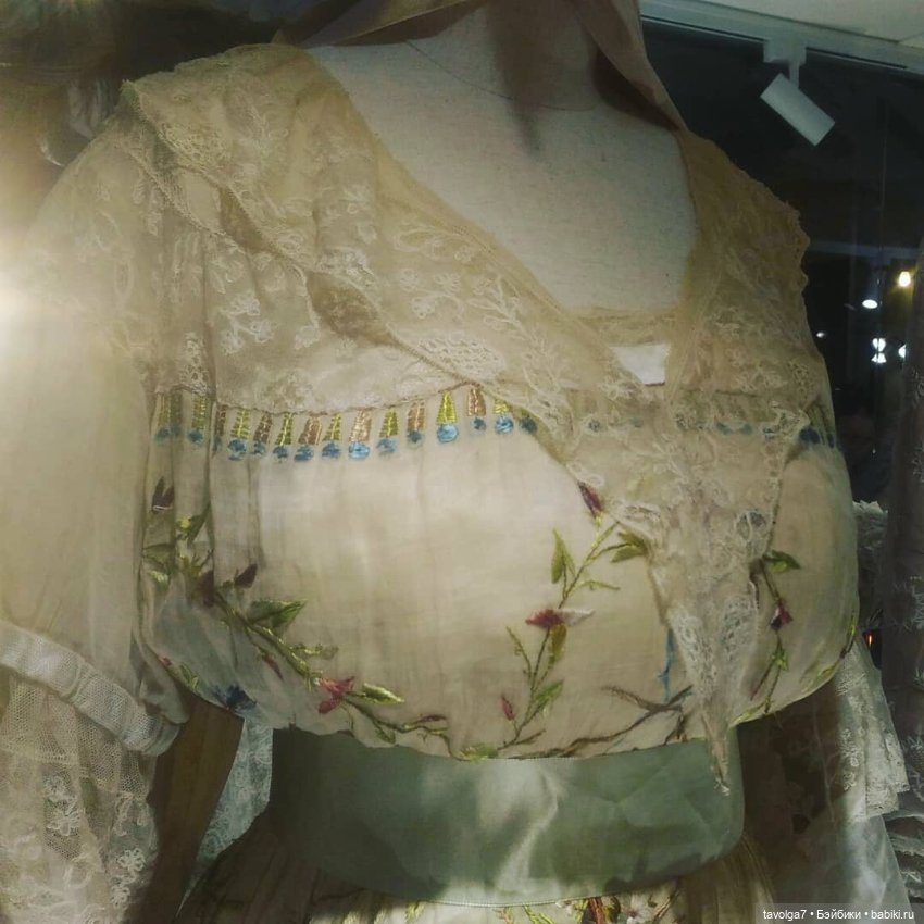 Йоль и выставка платьев эпохи Модерн