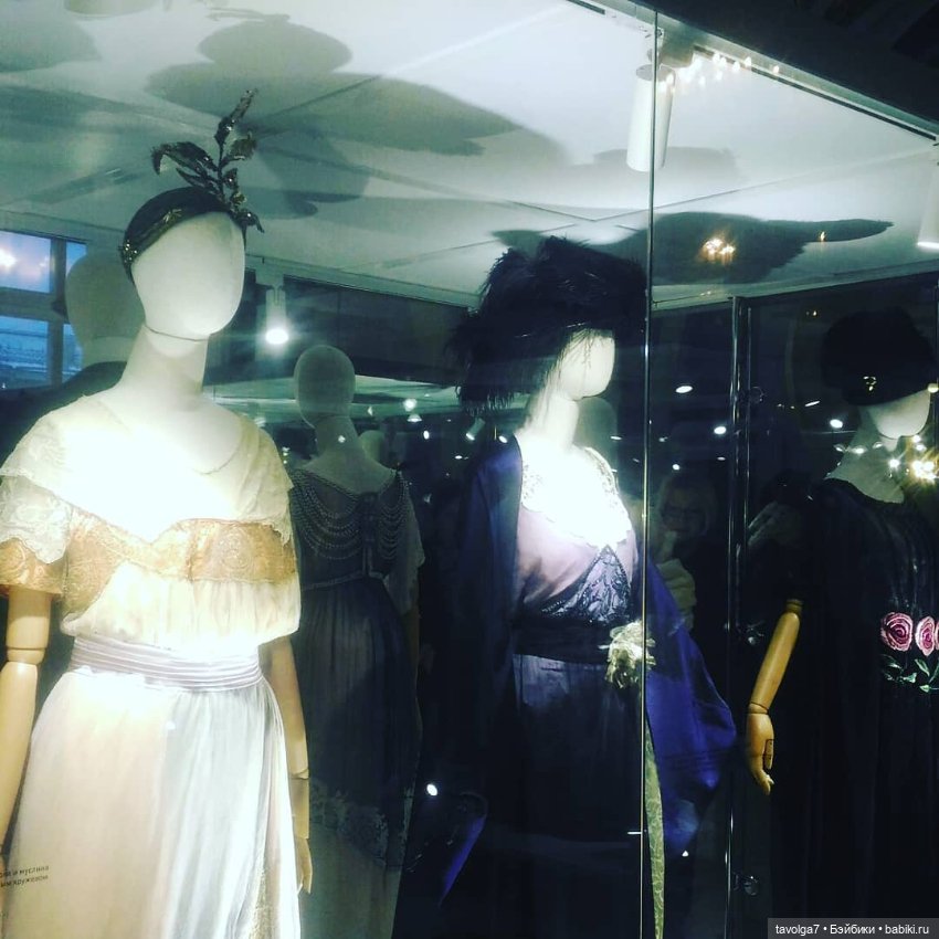 Йоль и выставка платьев эпохи Модерн