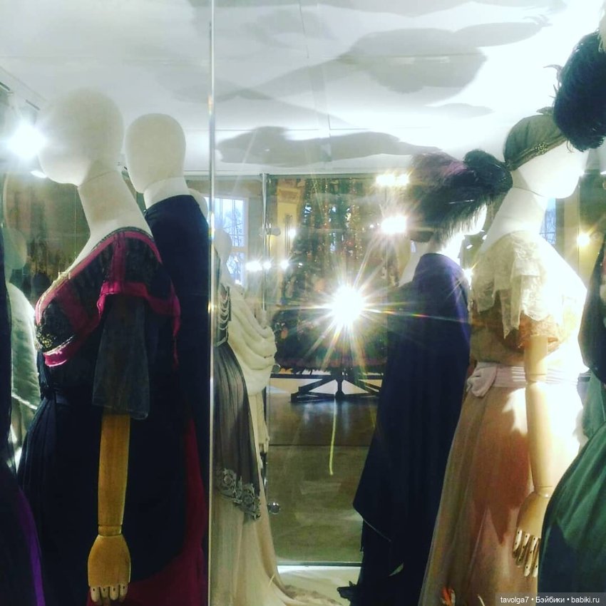 Йоль и выставка платьев эпохи Модерн